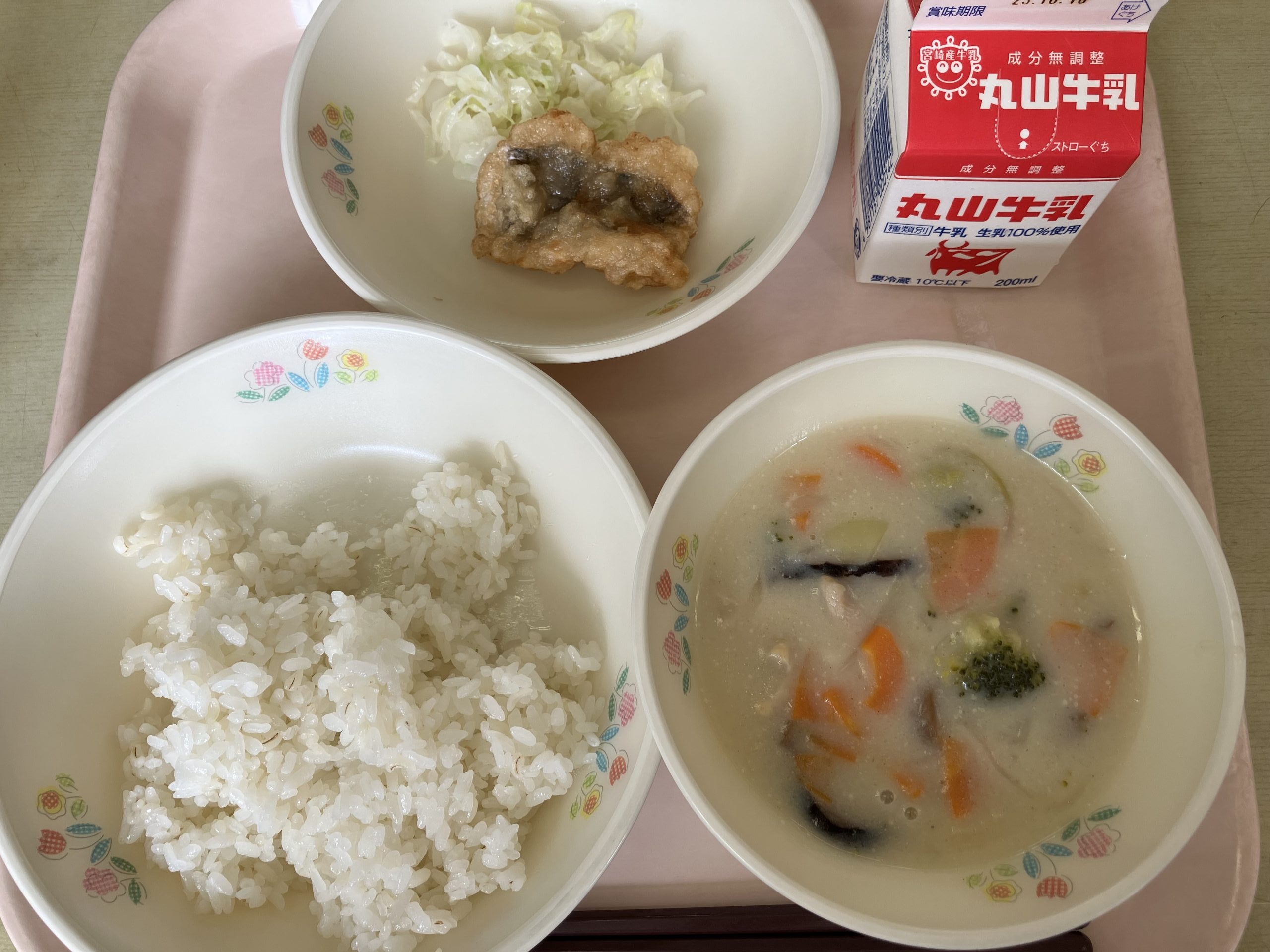 麦ごはん，牛乳，ハモ天，添え野菜，森のきのこチャウダー